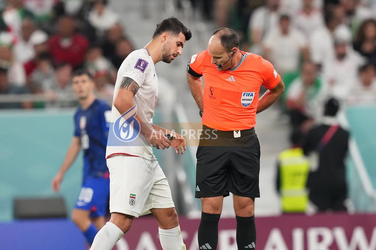 کمک عزت‌الهی به داور مسابقه در جریان بازی + تصاویر