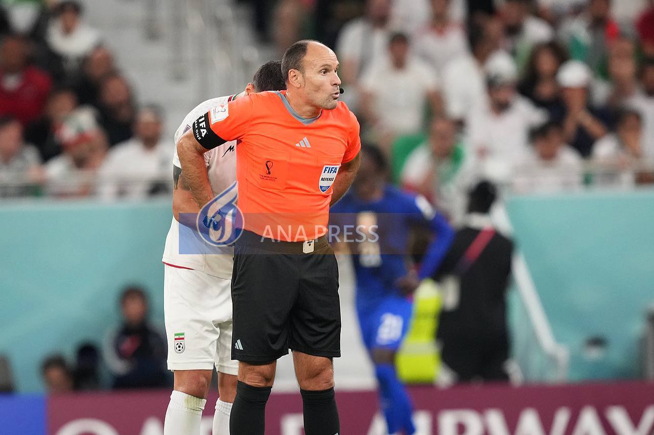 کمک عزت‌الهی به داور مسابقه در جریان بازی + تصاویر