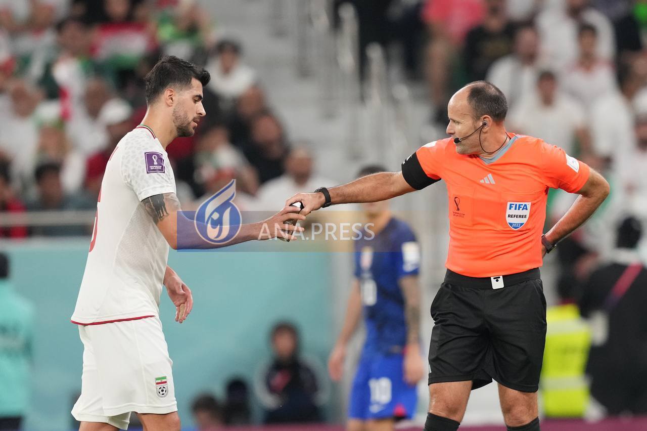 کمک عزت‌الهی به داور مسابقه در جریان بازی + تصاویر