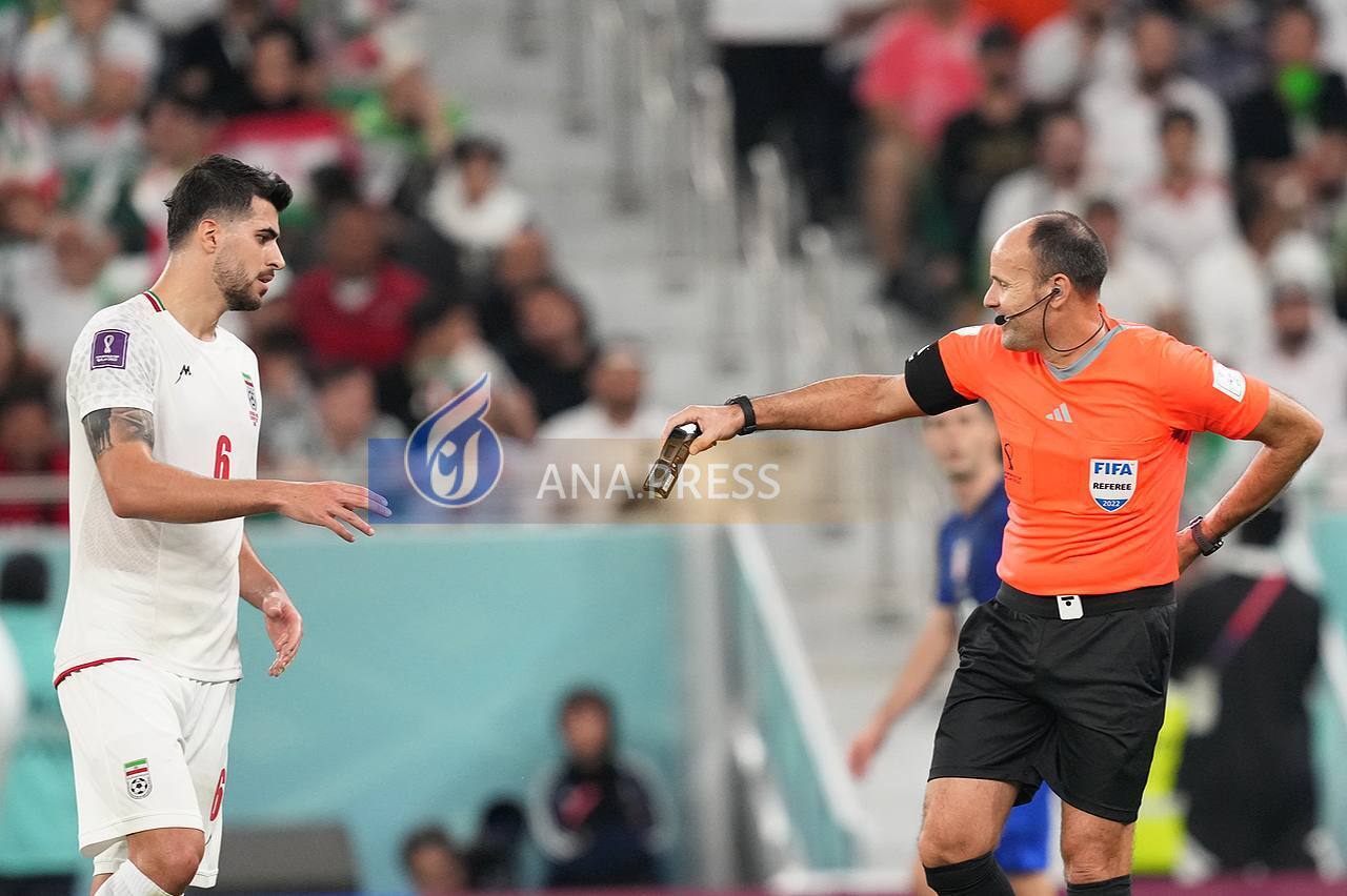 کمک عزتالهی به داور مسابقه در جریان بازی + تصاویر کمک عزتالهی به داور مسابقه در جریان بازی + تصاویر