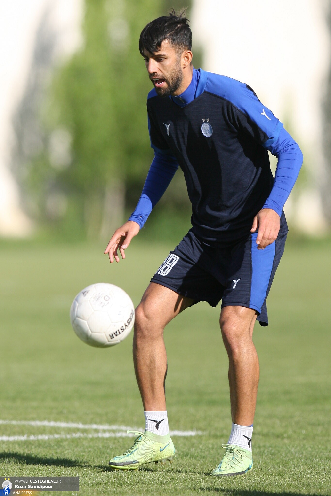 هافبک مصدوم استقلال پا به توپ شد+عکس