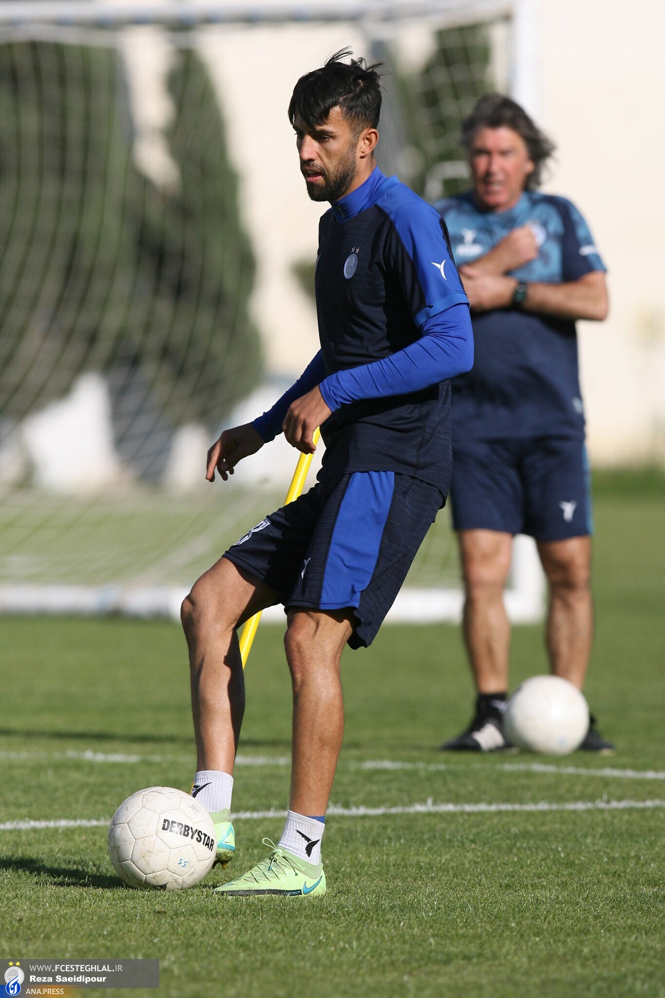 هافبک مصدوم استقلال پا به توپ شد+عکس هافبک مصدوم استقلال پا به توپ شد+عکس