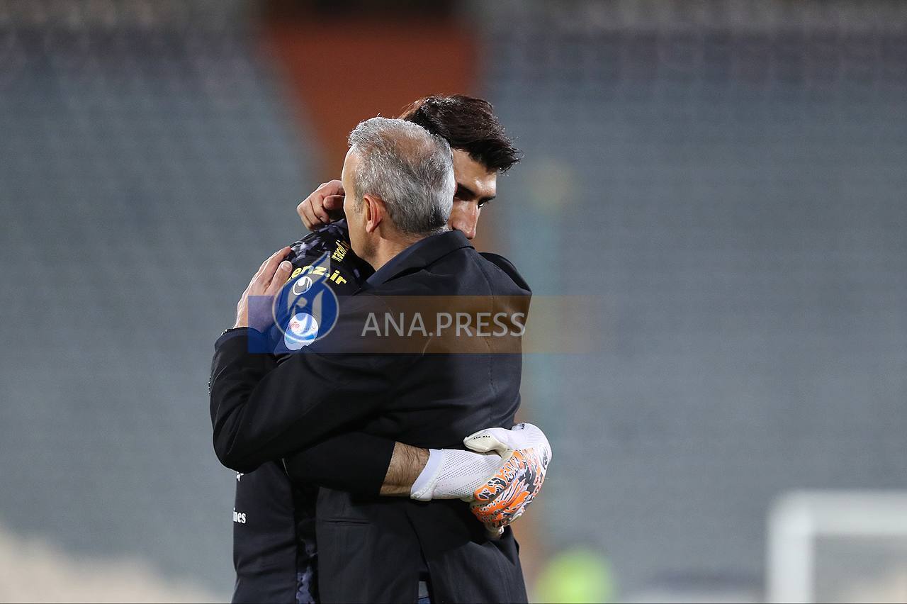 خوشحالی جالب بیرانوند در کنار گل محمدی+ تصاویر خوشحالی جالب بیرانوند در کنار گل محمدی+ تصاویر