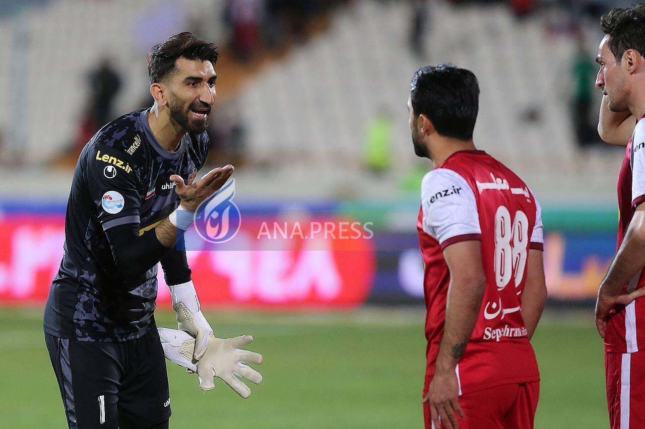 جر و بحث دو بازیکن پرسپولیس بعد از پیروزی ۳ گله در ورزشگاه آزادی+تصاویر