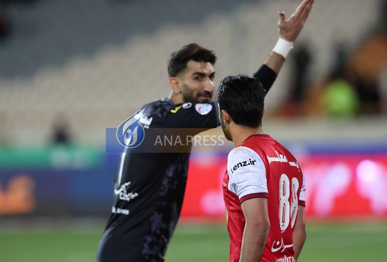 جر و بحث دو بازیکن پرسپولیس بعد از پیروزی ۳ گله در ورزشگاه آزادی+تصاویر