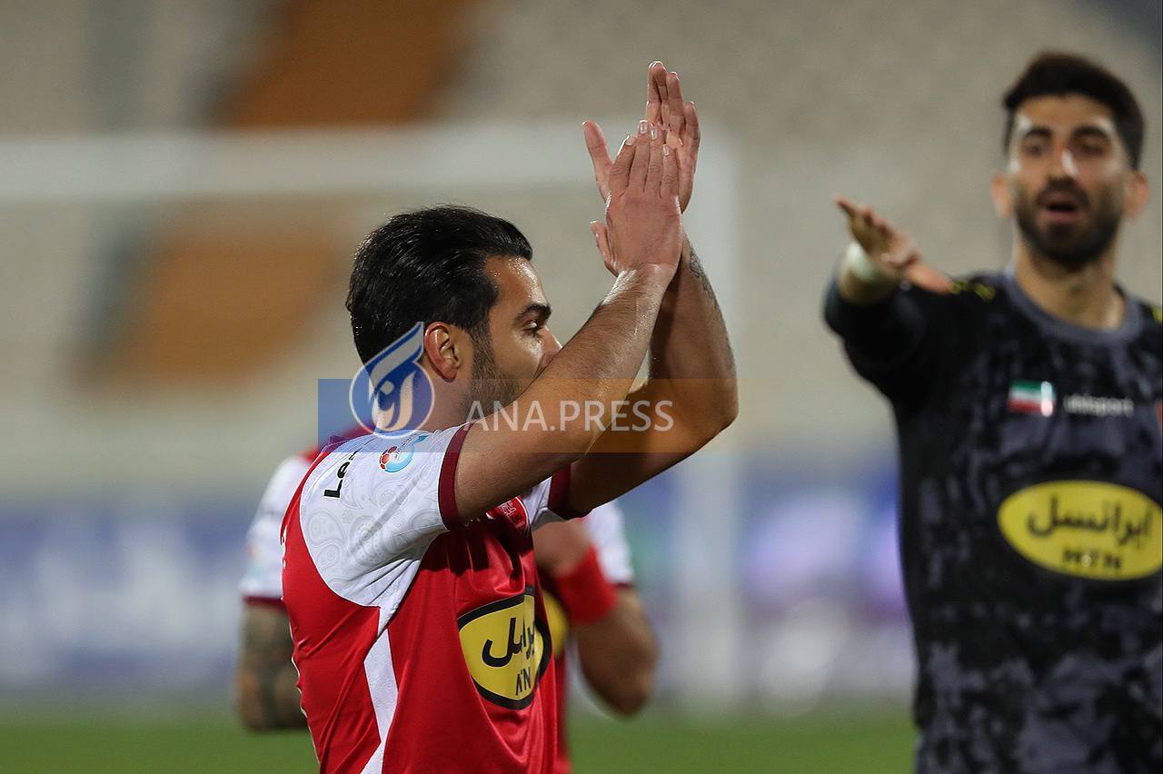 جر و بحث دو بازیکن پرسپولیس بعد از پیروزی ۳ گله در ورزشگاه آزادی+تصاویر