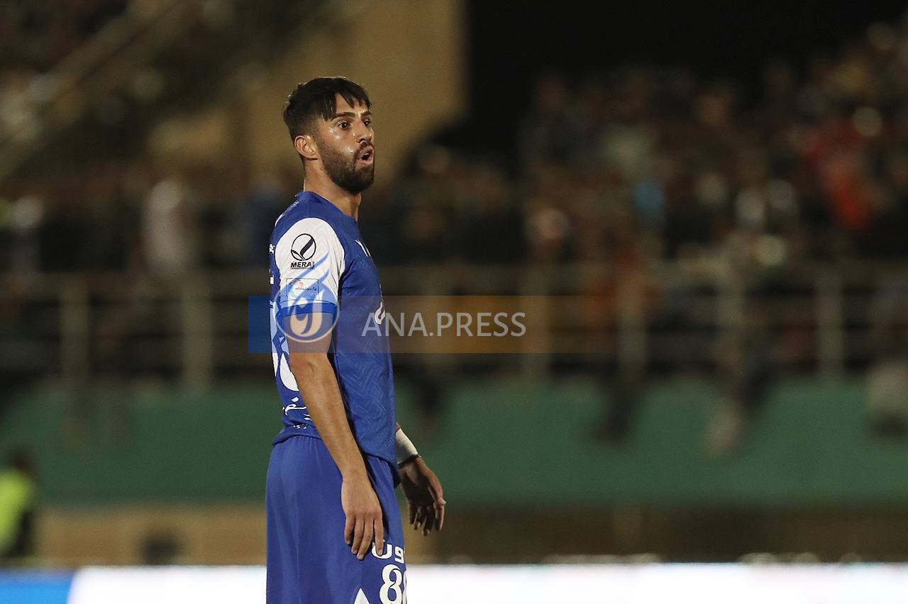 حسرت هافبک استقلال از توپی که بجای تور، تیر دروازه را لمس کرد+تصاویر