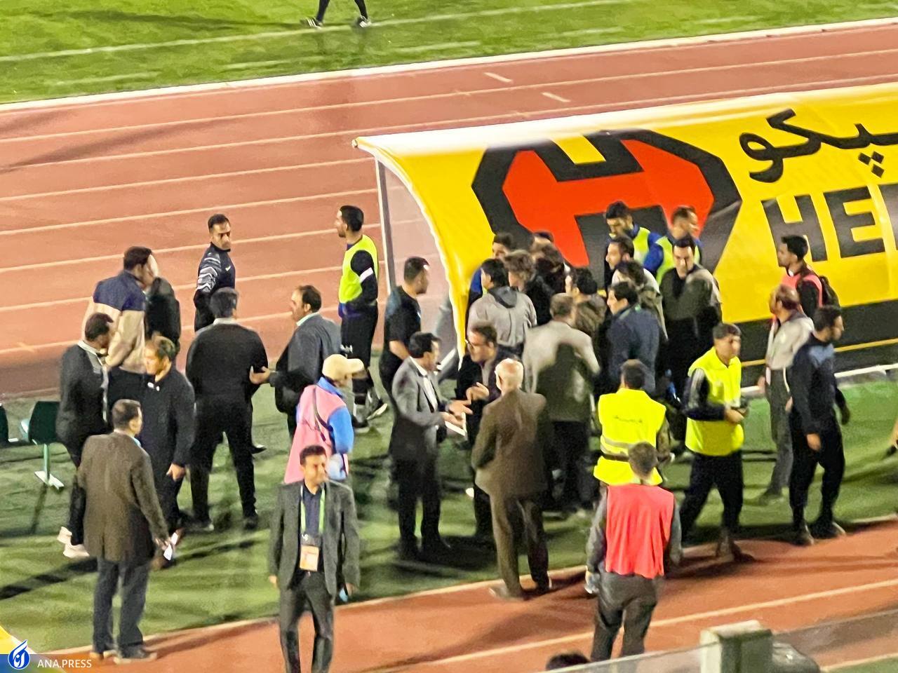 پرتاب بطری آب باعث مصدومیت ساپینتو شد+ عکس و فیلم پرتاب بطری آب باعث مصدومیت ساپینتو شد+ عکس و فیلم