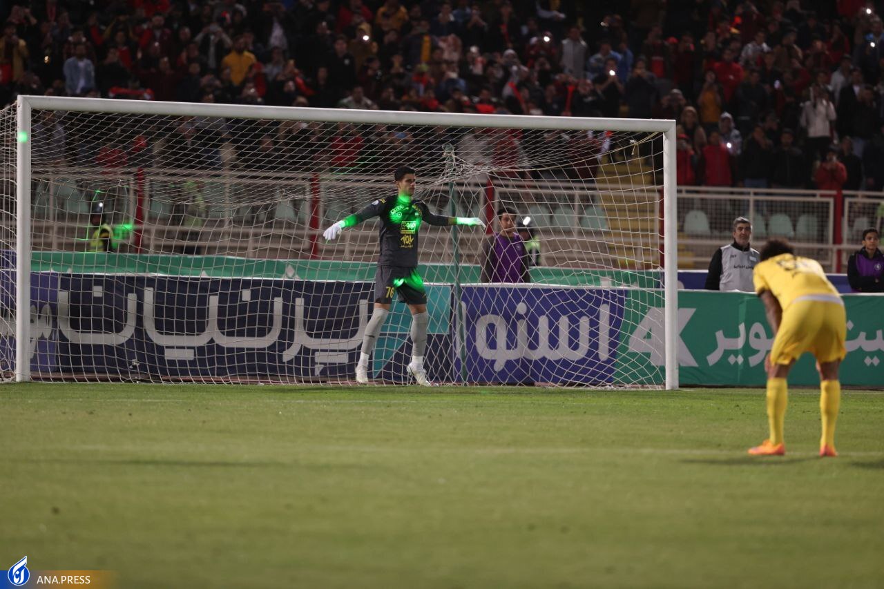 هجوم لیزرها به چشمان دروازهبان سپاهان+ تصاویر هجوم لیزرها به چشمان دروازهبان سپاهان+ تصاویر