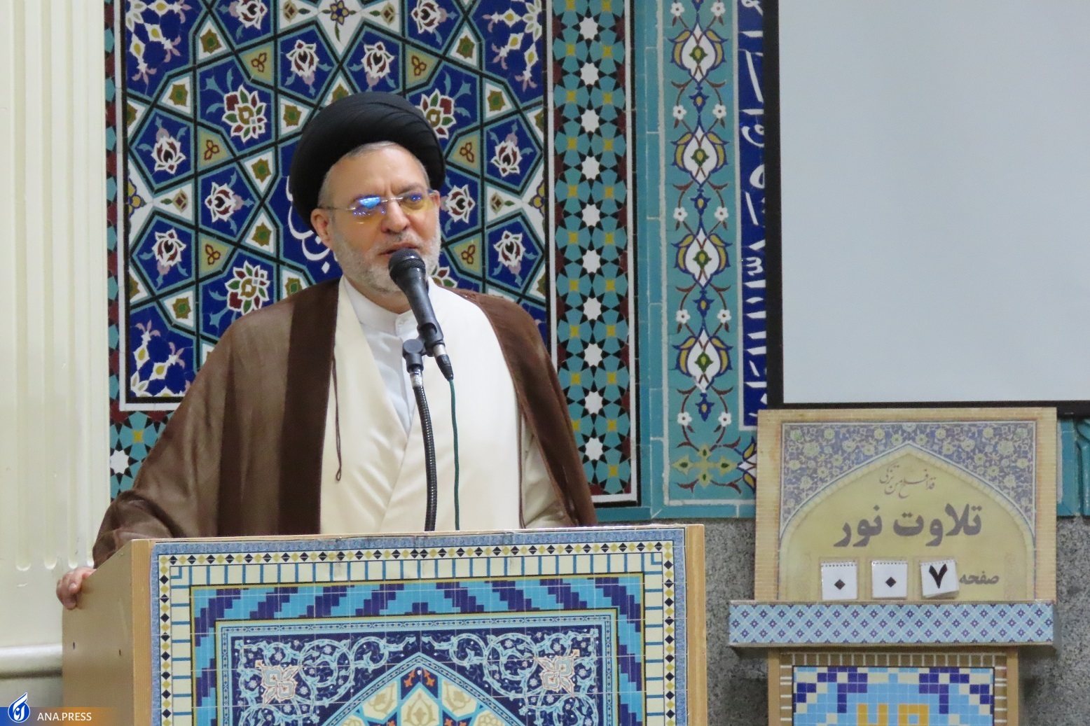 رشد و تعالی جامعه ریشه در خانواده دارد رشد و تعالی جامعه ریشه در خانواده دارد