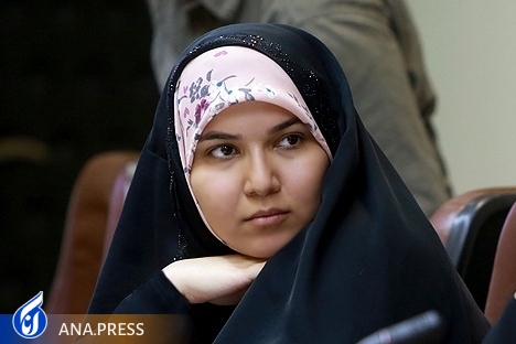 زینب دولتی مدیرعامل انجمن تولیدکنندگان محصولات حجاب در نمایشگاه قرآن د