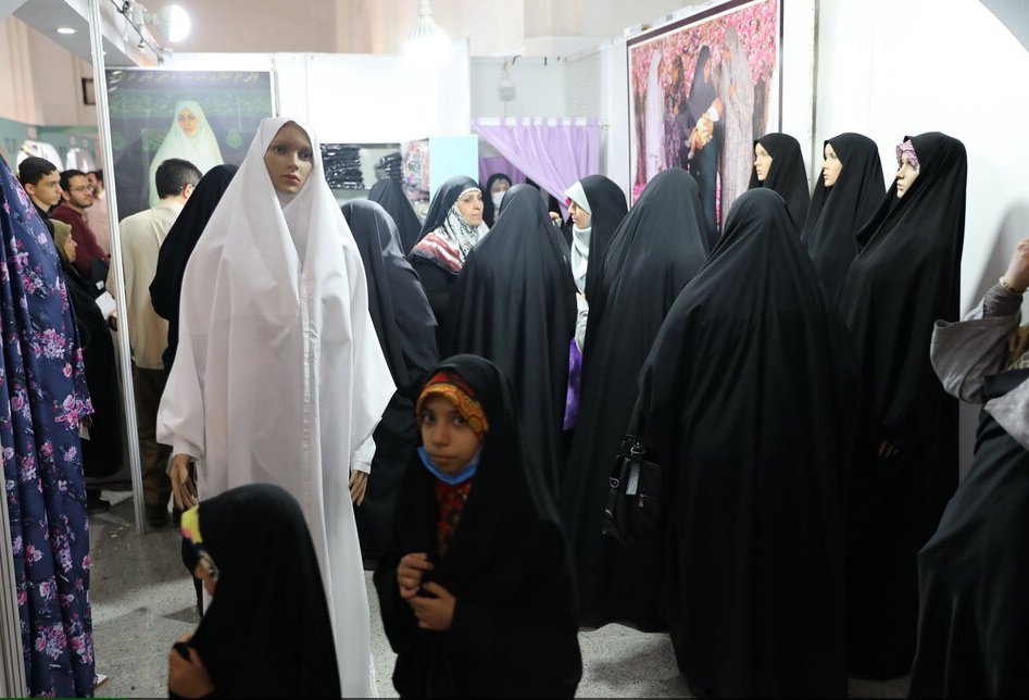 زینب دولتی مدیرعامل انجمن تولیدکنندگان محصولات حجاب در نمایشگاه قرآن د