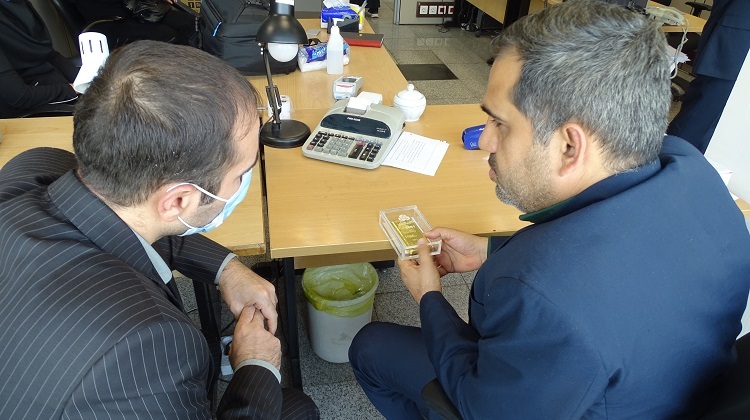 نخستین شمش طلای بورسی خزانه بانک ملت به یک مشتری تحویل داده شد. نخستین شمش طلای بورسی خزانه بانک ملت به یک مشتری تحویل داده شد.