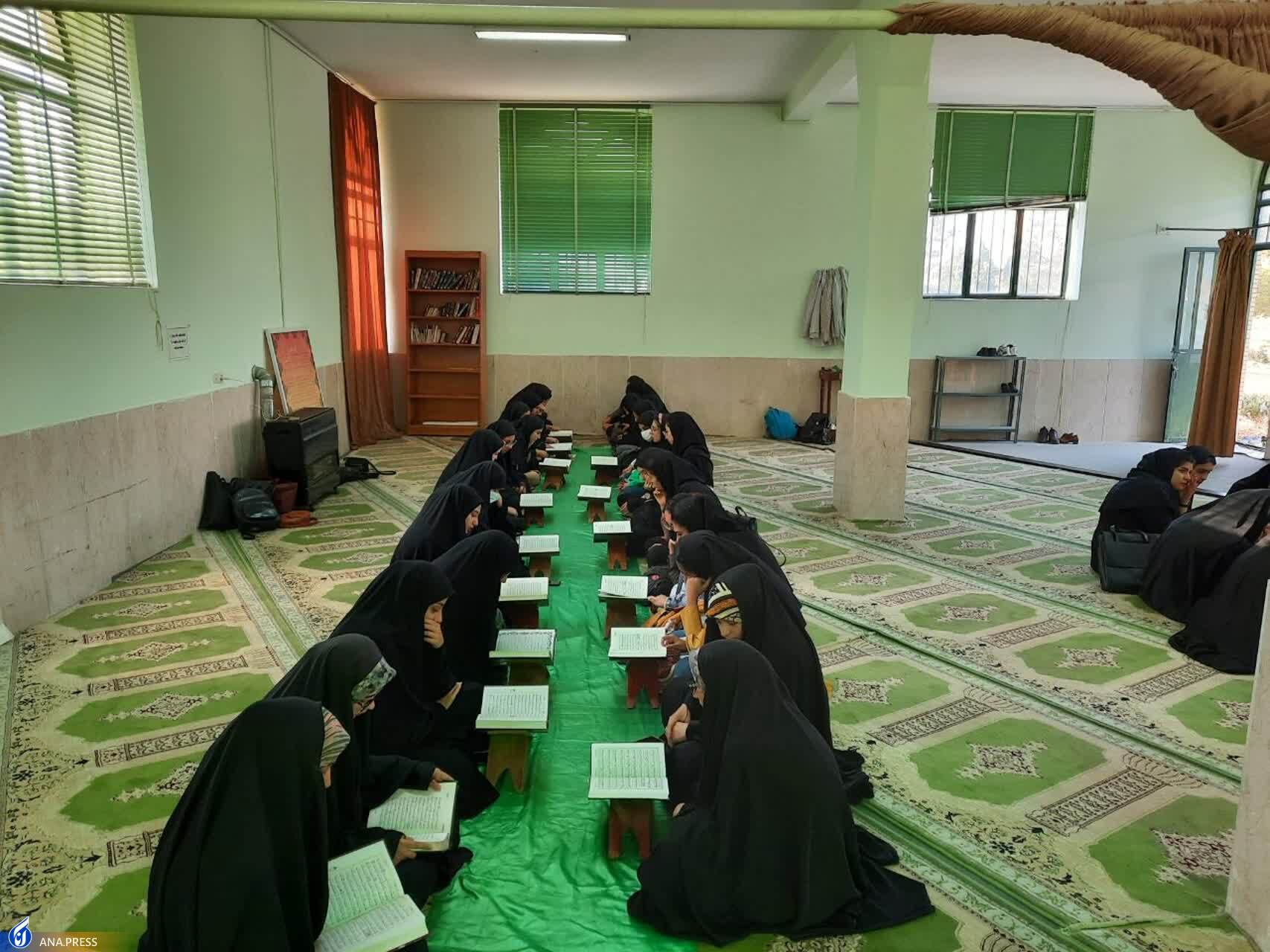 انس با قرآن کریم در ایجاد روحیه معنوی بین دانشجویان مؤثر است انس با قرآن کریم در ایجاد روحیه معنوی بین دانشجویان مؤثر است