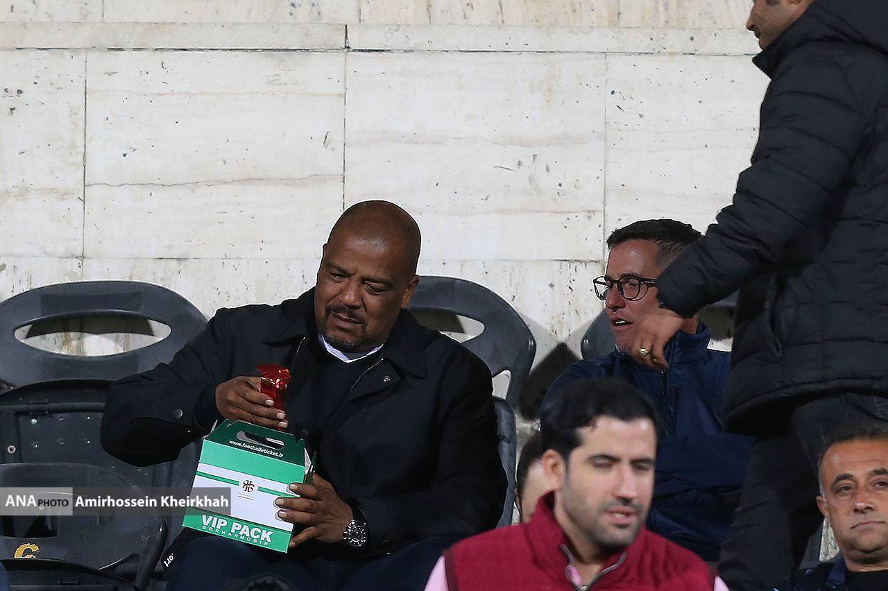 تعجب و خنده مربیان خارجی پرسپولیس از پک های مخصوص جایگاه ویژه+ عکس