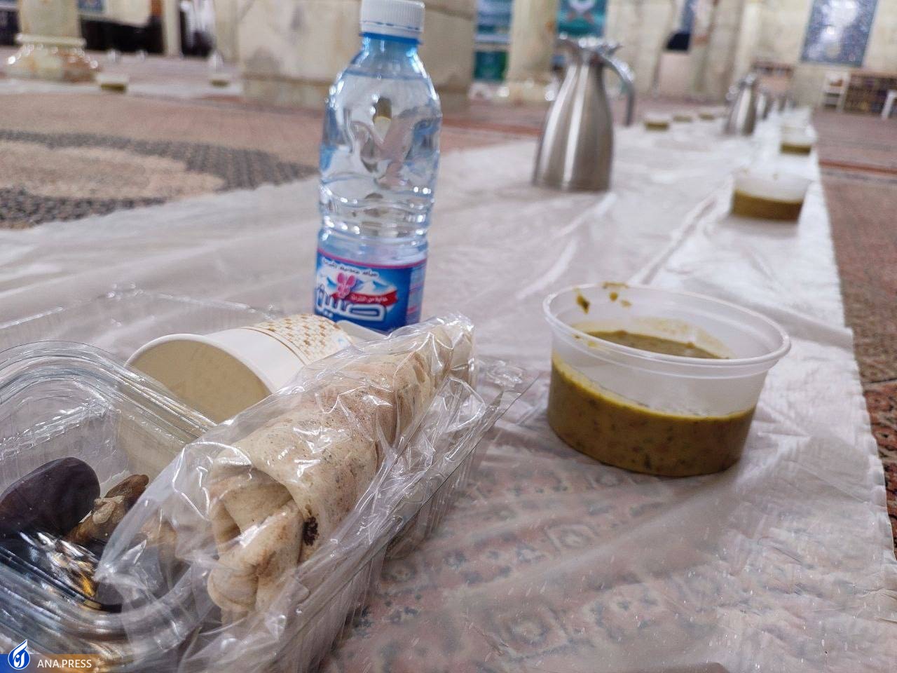 سفره افطار همراه با آش ایرانی در حرم حضرت رقیه(س) +عکس