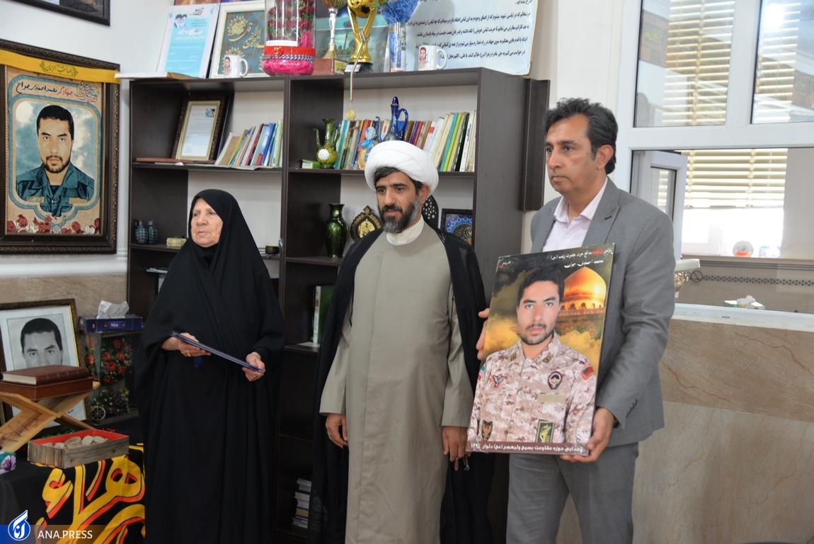 تاج عزت خداوند در دنیا و آخرت بر سر شما مادران شهداست تاج عزت خداوند در دنیا و آخرت بر سر شما مادران شهداست