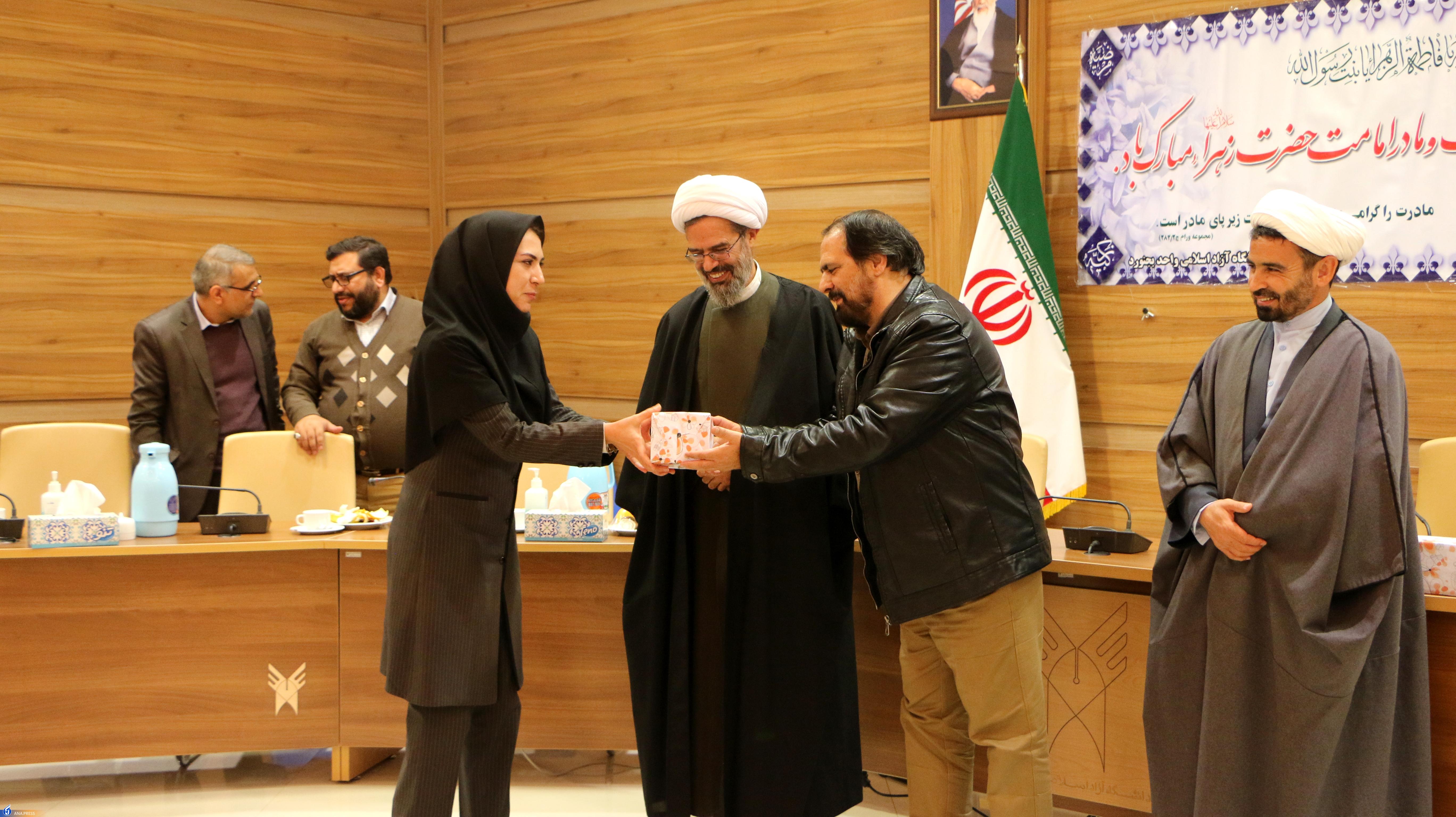 زمینههای رشد و تعالی دانشگاه را در سایه همدلی فراهم کنیم زمینههای رشد و تعالی دانشگاه را در سایه همدلی فراهم کنیم