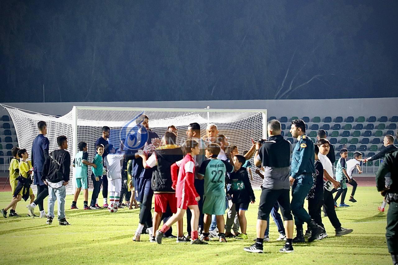 تمرین تیم ملی در کیش تحت تاثیر اقدام عجیب هواداران+تصاویر تمرین تیم ملی در کیش تحت تاثیر اقدام عجیب هواداران+تصاویر