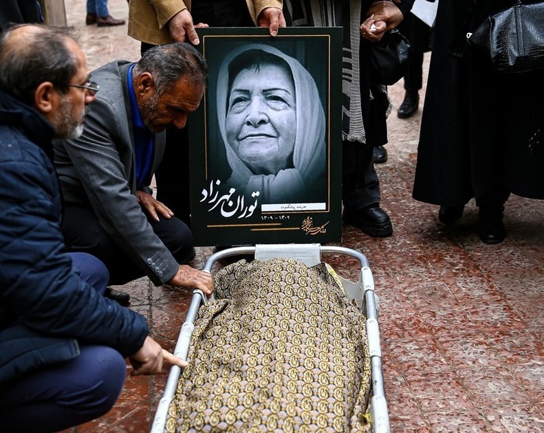 تشییع توران زیر باران تهران/ هنرمند پیشکسوت از ارگ تا خانه ابدی بدرقه شد تشییع توران زیر باران تهران/ هنرمند پیشکسوت از ارگ تا خانه ابدی بدرقه شد