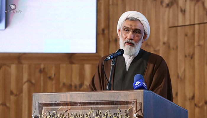 تاریخ‌نگاران اقداماتی که در تاریخ به شکل وارونه گزارش شده است را تشریح کنند