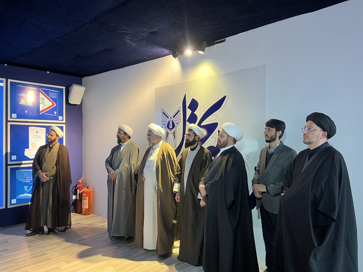 مدیر حوزه‌های علمیه استان تهران از نمایشگاه «روایت تحول» بازدید کرد