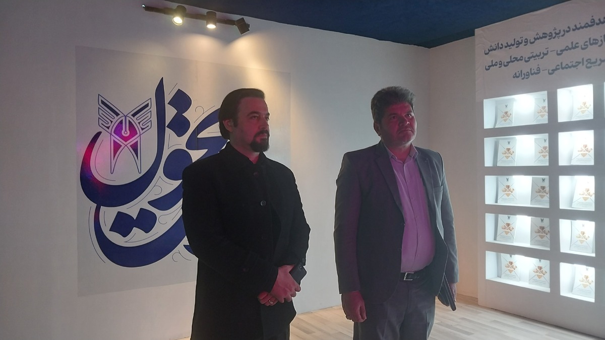 بازدید رئیس دانشگاه آزاد کرمانشاه از نمایشگاه «روایت تحول»