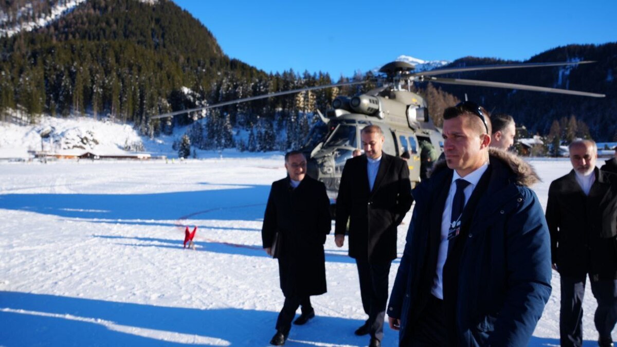 وزیر امور خارجه برای شرکت در اجلاس داووس وارد سوئیس شد