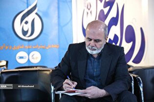 بازدید دبیر شورای عالی امنیت ملی از نمایشگاه «روایت تحول»