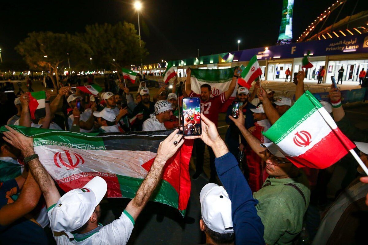 حاشیه بازی ایران و هنگ‌کنگ| عکس یادگاری هواداران با نماد جام ملت‌ها  فریاد ایران در ورزشگاه خلیفه+فیلم