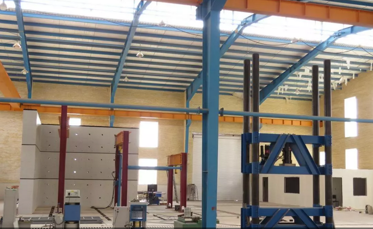 ظرفیت باربری جَک سقفی در سازه CFT به 500 تُن رسید/ گشایش فاز سوم مرکز تحقیقات زلزله و سازه واحد تفت در دهه فجر