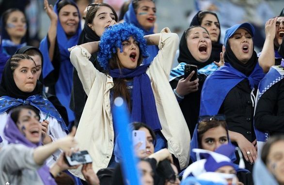 چرا با حضور بانوان هم جو ورزشگاه‌ها برای کاهش فحاشی بهتر نشد؟/ تشویق همه جانبه نکته مثبت حضور زنان روی سکوها ///برای ساعت 11 منتشر شود