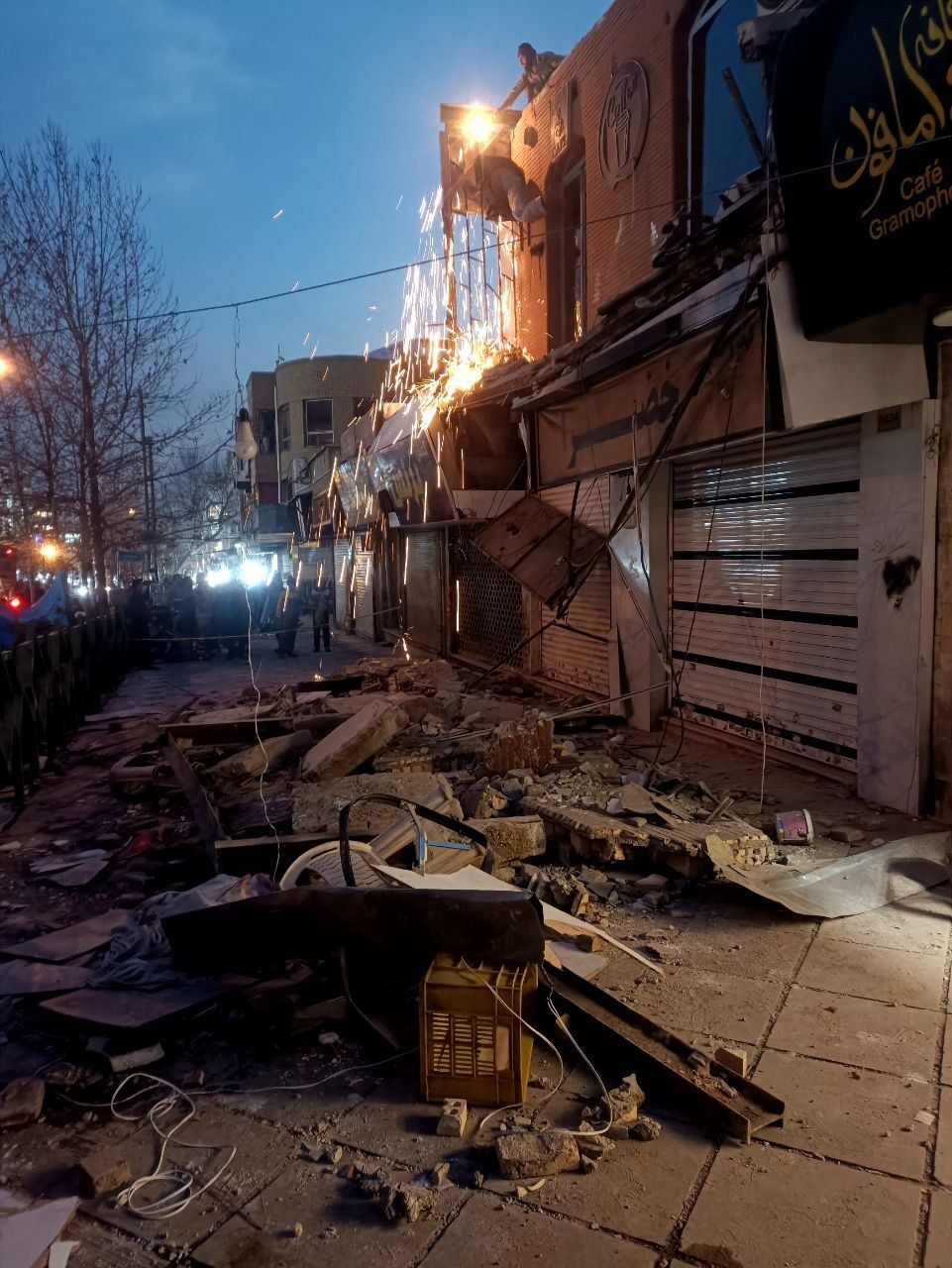 فرو ریختن کافهای در خیابان ولیعصر+ فیلم و عکس فرو ریختن کافهای در خیابان ولیعصر+ فیلم و عکس