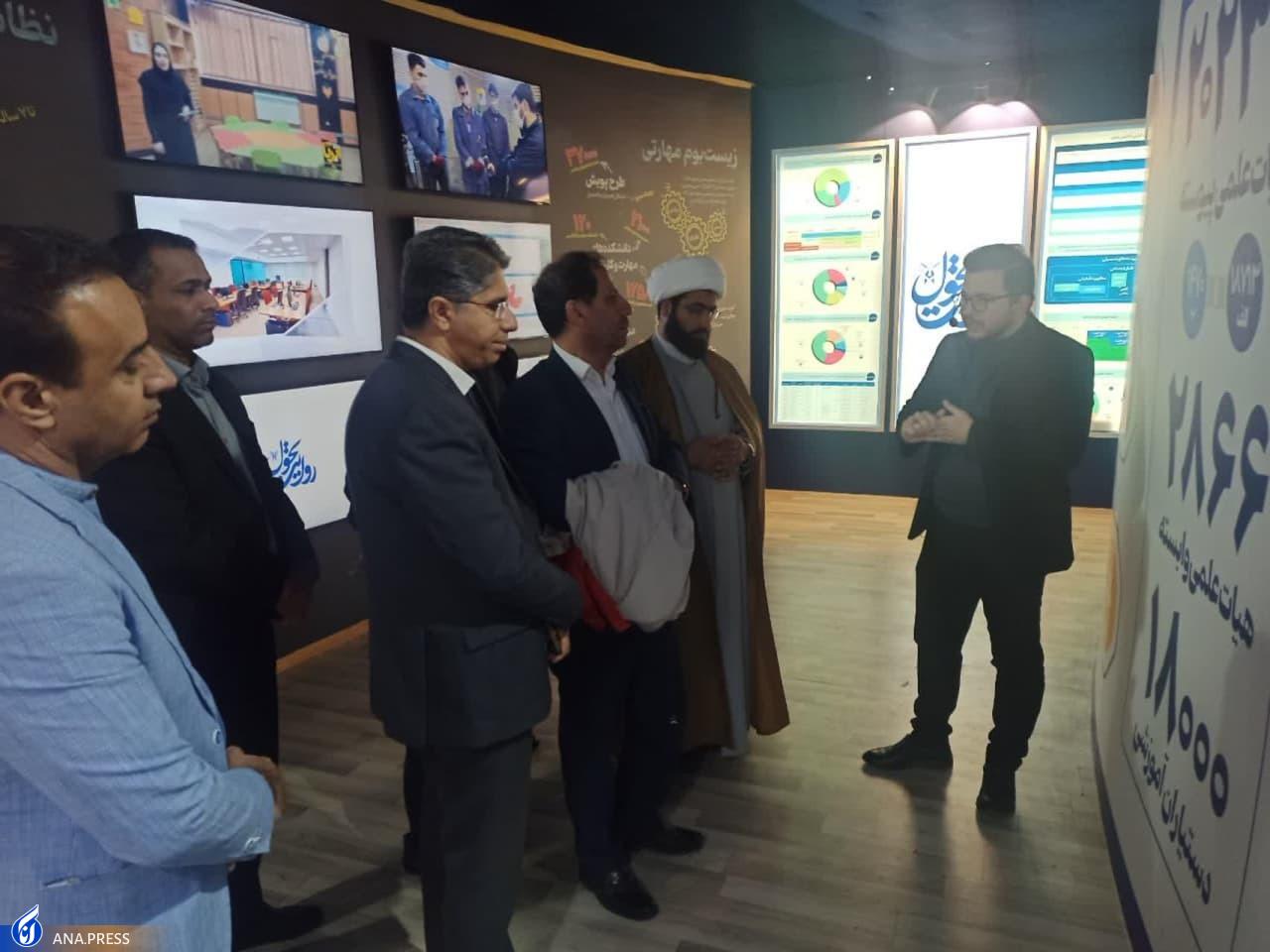 دانشگاهیان دانشگاه آزاد هرمزگان از نمایشگاه «روایت تحول» بازدید کردند دانشگاهیان دانشگاه آزاد هرمزگان از نمایشگاه «روایت تحول» بازدید کردند