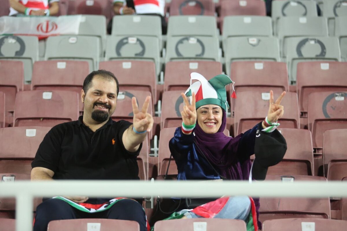 حاشیه بازی ایران و سوریه| حضور همسر و دختر قلعه نویی در ورزشگاه نمایی از کم سن‌ترین هوادار ایرانی +فیلم