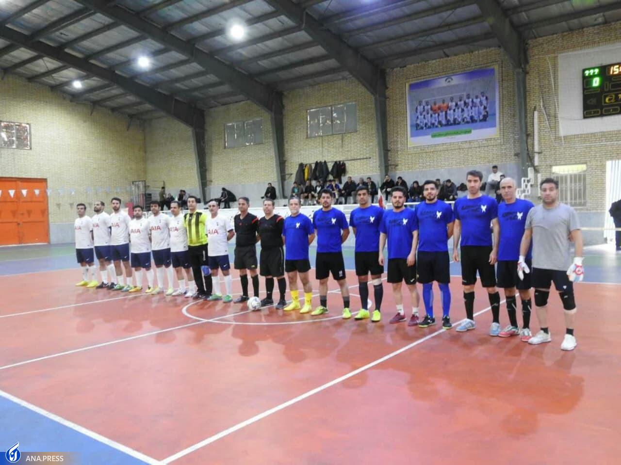 جشن دهه فجر در واحدهای دانشگاهی؛ از تنور داغ انتخابات تا برپایی بازارچه صنایع خلّاق جشن دهه فجر در واحدهای دانشگاهی؛ از تنور داغ انتخابات تا برپایی بازارچه صنایع خلّاق