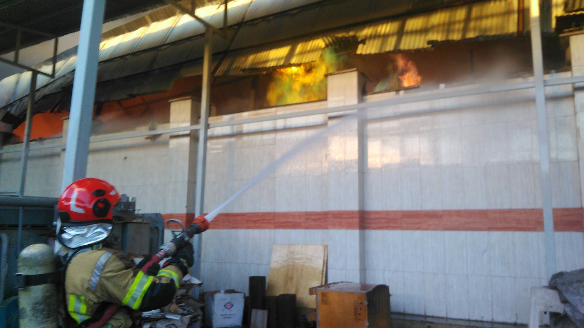 آتش‌سوزی در چند انبار بزرگ نگهداری ظروف آشپزخانه پلاستیکی در خاورشهر/ اطفاء ادامه دارد+ عکس