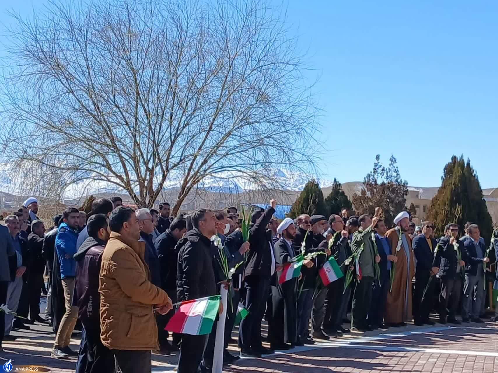 پیادهروی ۴٠٠ نفری دانشگاهیان چهارمحال و بختیاری به مناسبت دهه فجر پیادهروی ۴٠٠ نفری دانشگاهیان چهارمحال و بختیاری به مناسبت دهه فجر