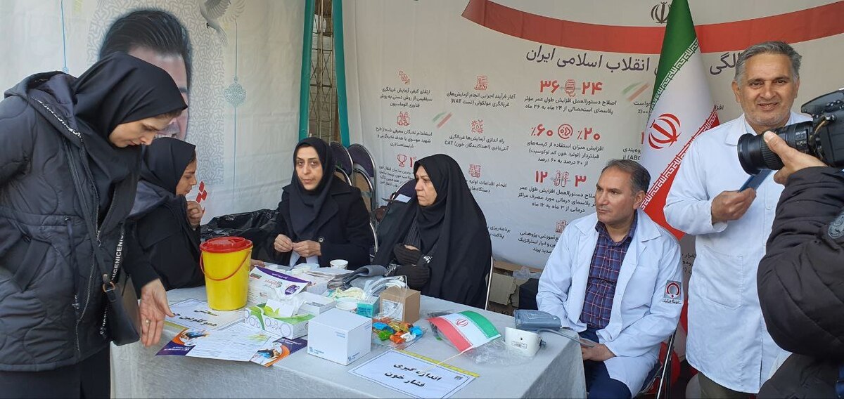 استقرار تیم سیار اهدای خون در خیابان آزادی