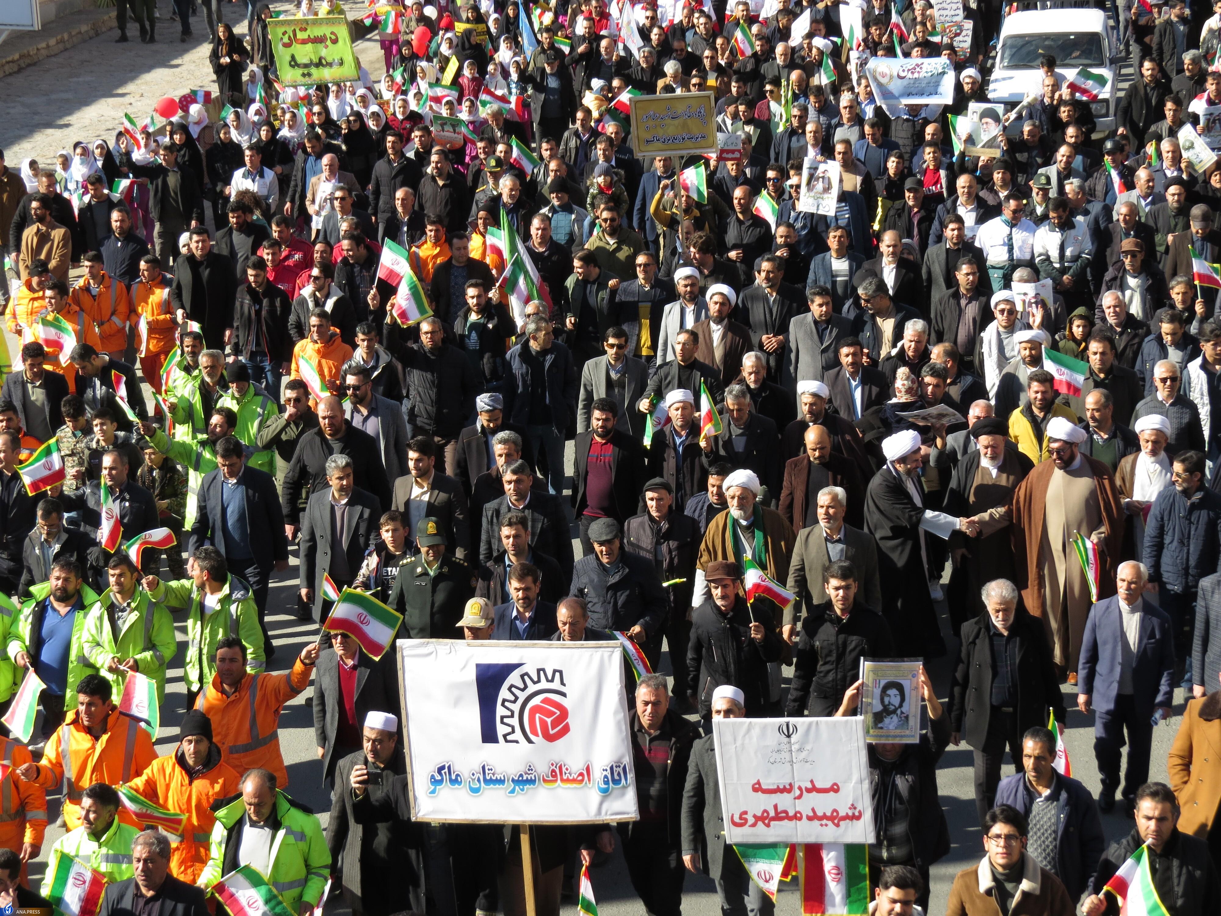 عهد پایدار دانشگاهیان در بهمن تماشاییِ ۱۴۰۲/ حماسه دانشجویان دیدنی شد + فیلم و عکس