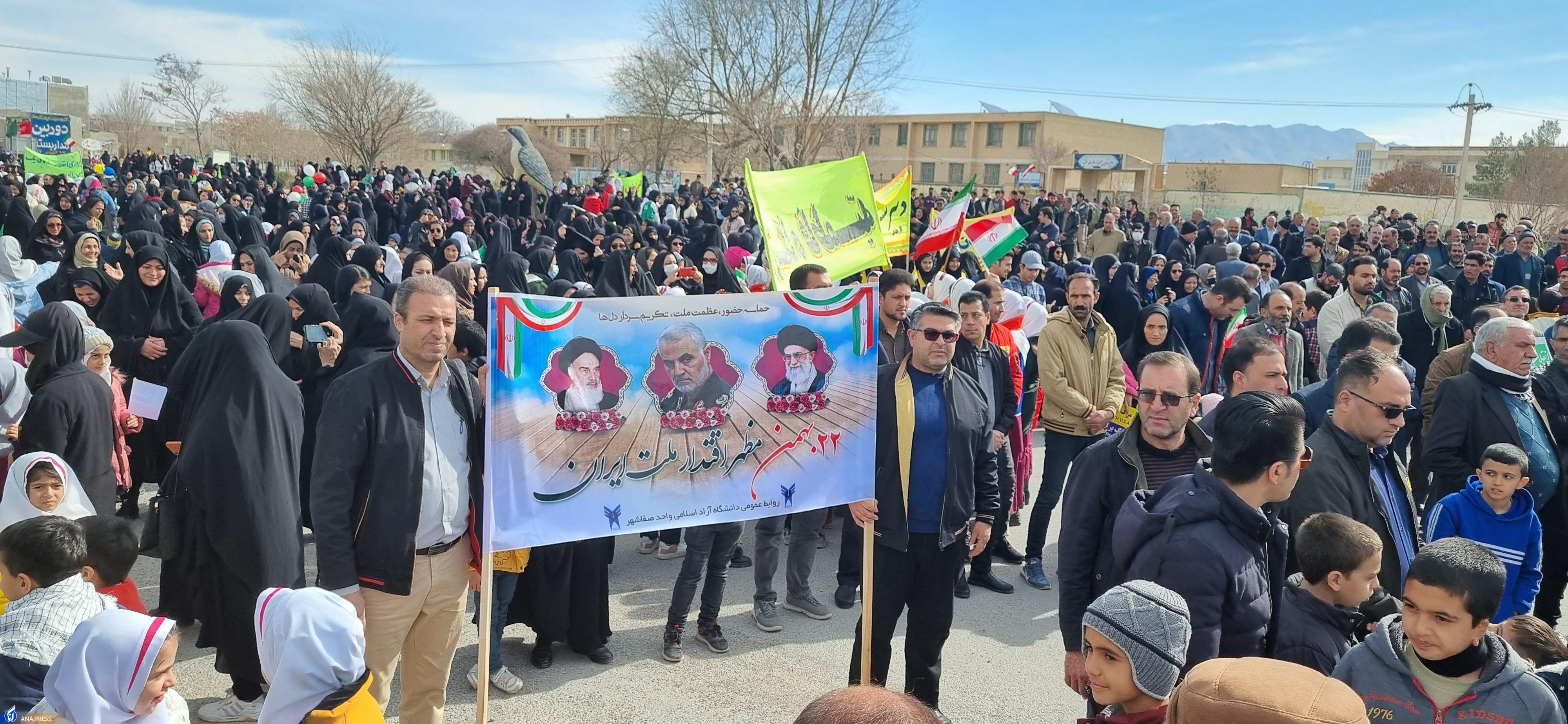 عهد پایدار دانشگاهیان در بهمن تماشاییِ ۱۴۰۲/ حماسه دانشجویان دیدنی شد + فیلم و عکس