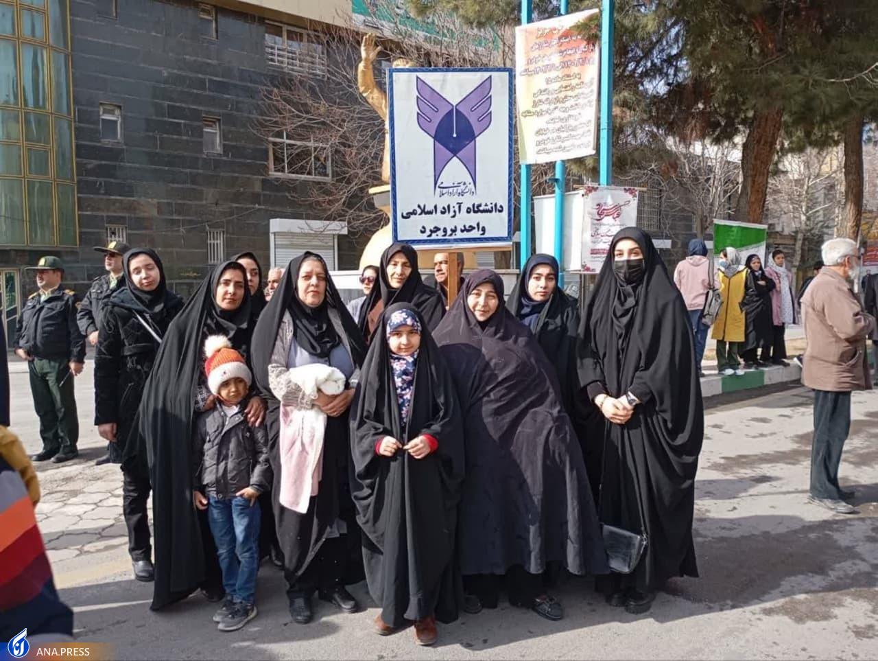 عهد پایدار دانشگاهیان در بهمن تماشاییِ ۱۴۰۲/ حماسه دانشجویان دیدنی شد + فیلم و عکس