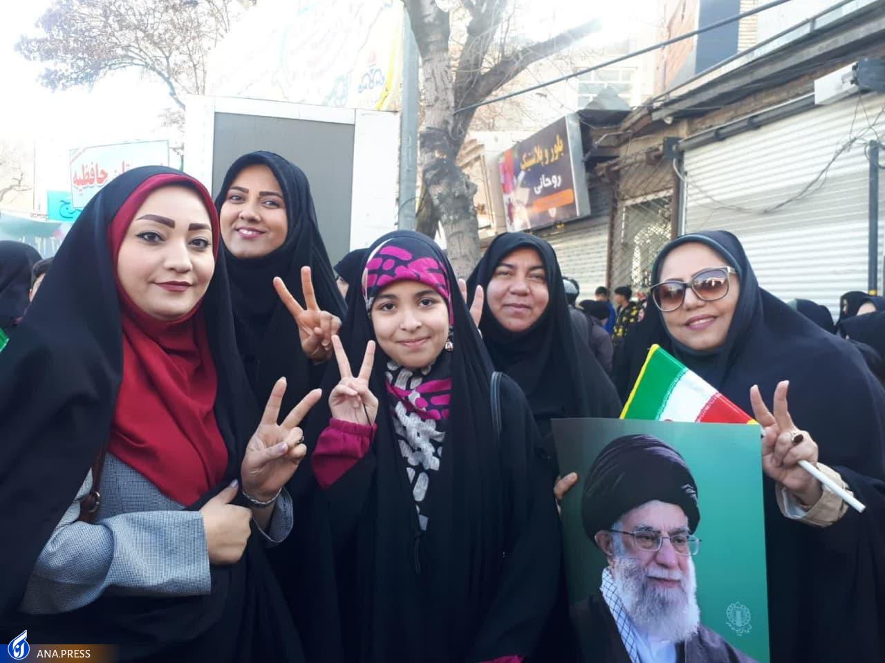 عهد پایدار دانشگاهیان در بهمن تماشاییِ ۱۴۰۲/ حماسه دانشجویان دیدنی شد + فیلم و عکس