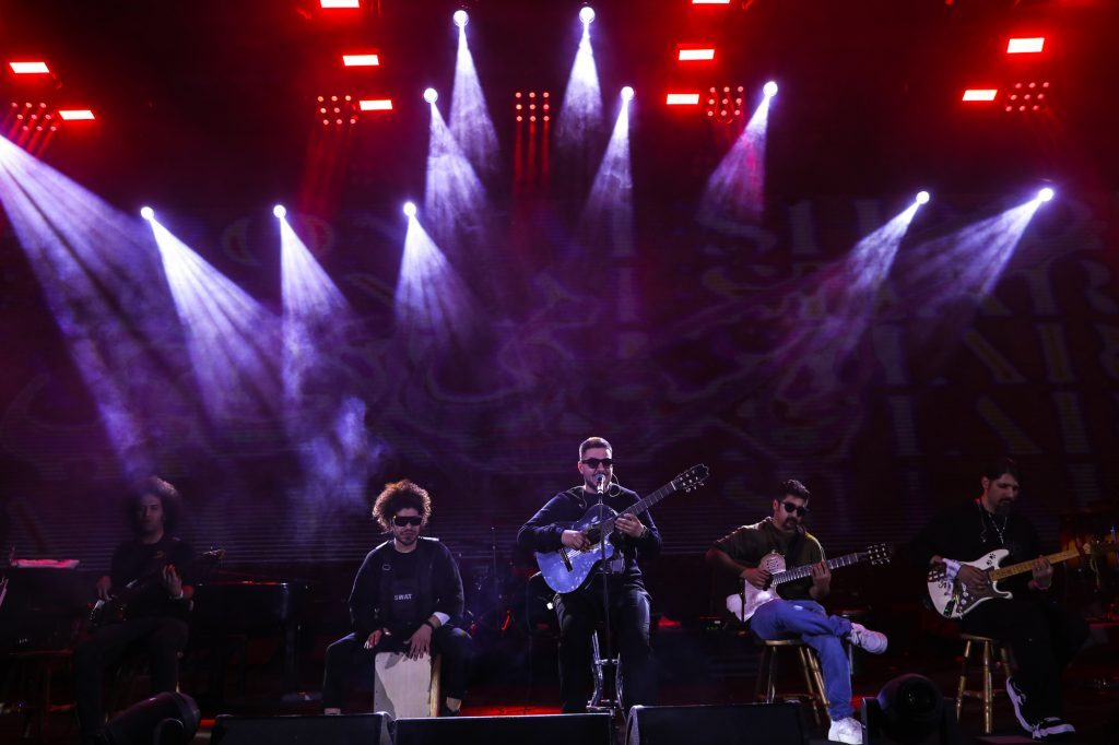 وقتی مردم محکوم به شادی میشوند/سکوتی که به احترام مقام مادر ادا شد وقتی مردم محکوم به شادی میشوند/سکوتی که به احترام مقام مادر ادا شد