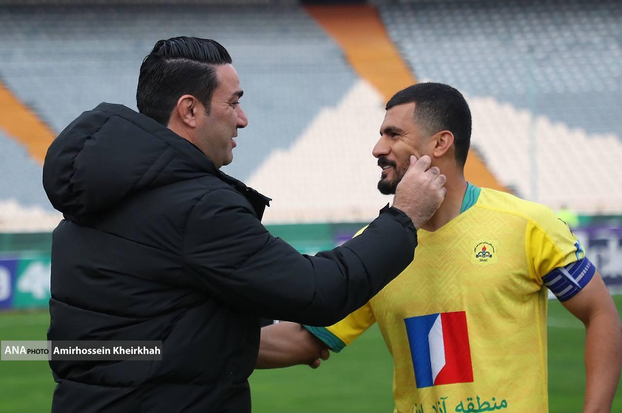 حاشیه بازی استقلال و نفت آبادان| حضور کوین یامگا و پدرش در جایگاه ویژه حاشیه بازی استقلال و نفت آبادان| حضور کوین یامگا و پدرش در جایگاه ویژه