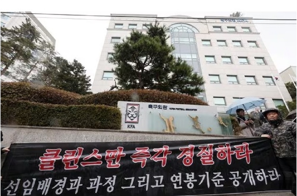 از پرتاب شکلات تا ارسال تاج گل عزا و تحلیل مادربزرگ فوتبالی؛ هواداران کره‌جنوبی چه نقشی در برکناری کلینزمان ایفا کردند؟