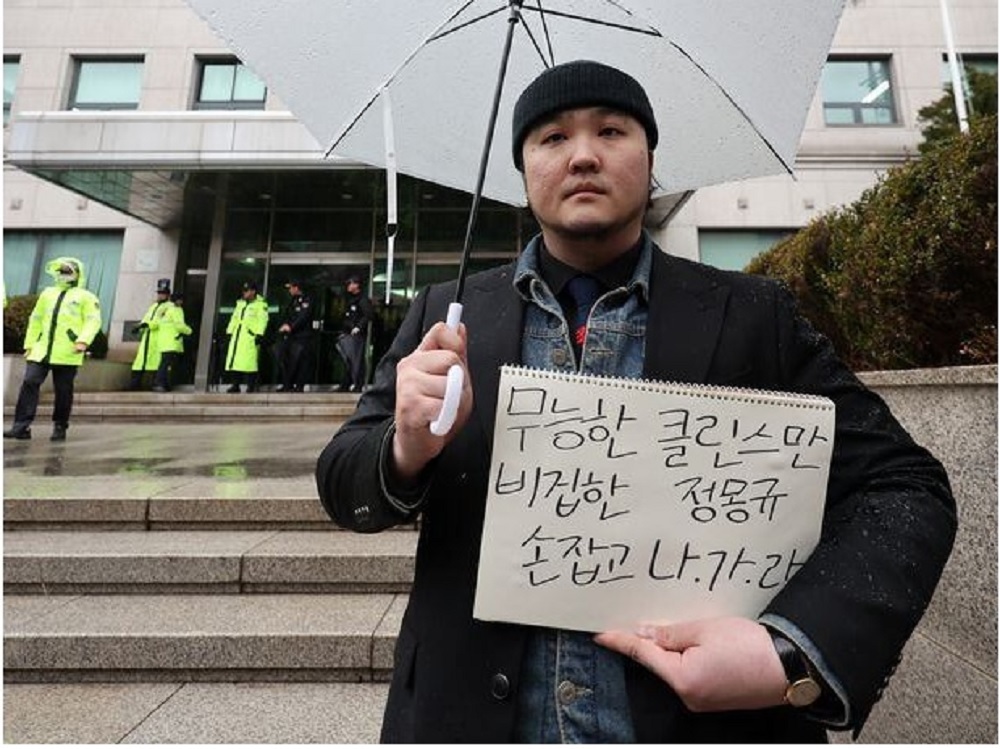 از پرتاب شکلات تا ارسال تاج گل عزا و تحلیل مادربزرگ فوتبالی؛ هواداران کره‌جنوبی چه نقشی در برکناری کلینزمان ایفا کردند؟