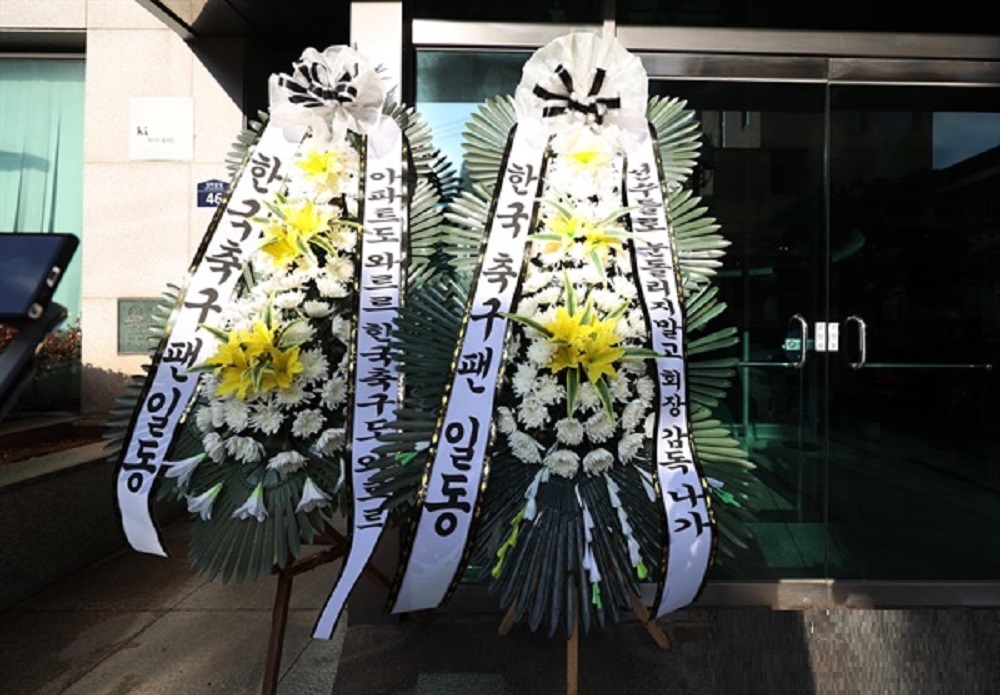 از پرتاب شکلات تا ارسال تاج گل عزا و تحلیل مادربزرگ فوتبالی؛ هواداران کره‌جنوبی چه نقشی در برکناری کلینزمان ایفا کردند؟