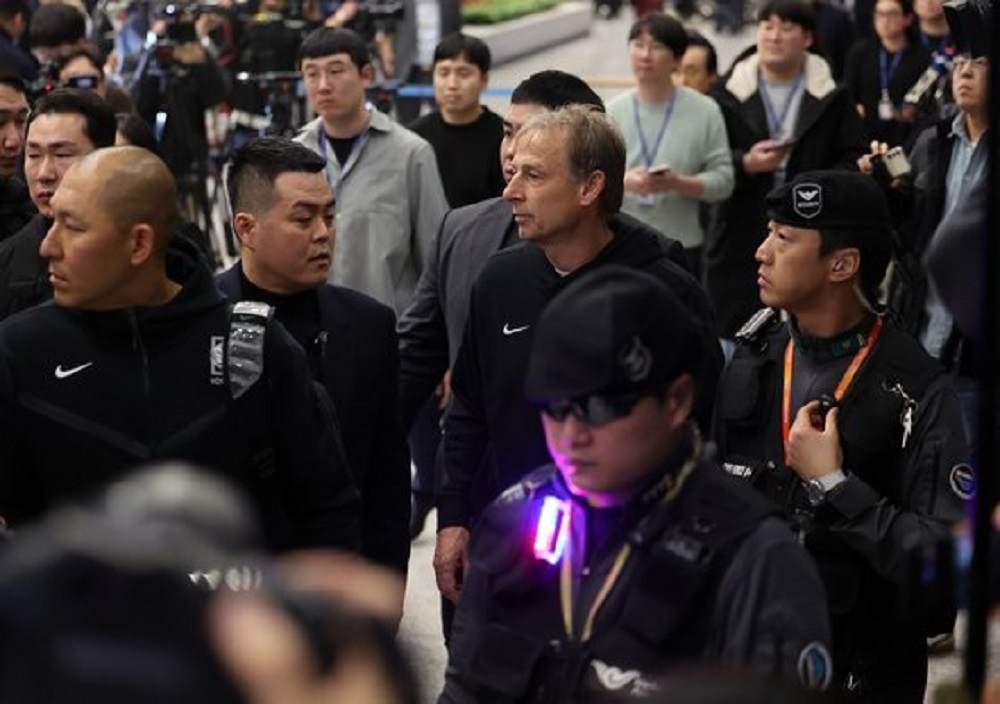 از پرتاب شکلات تا ارسال تاج گل عزا و تحلیل مادربزرگ فوتبالی؛ هواداران کرهجنوبی چه نقشی در برکناری کلینزمان ایفا کردند؟ از پرتاب شکلات تا ارسال تاج گل عزا و تحلیل مادربزرگ فوتبالی؛ هواداران کرهجنوبی چه نقشی در برکناری کلینزمان ایفا کردند؟