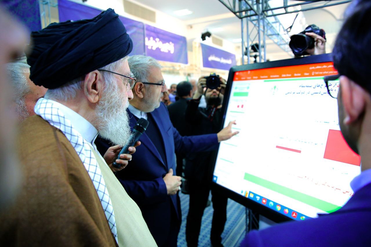 رهبر انقلاب از نمایشگاه توانمندی‌های تولید ایرانی بازدید کردند + فیلم و عکس